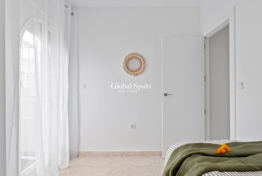 Resale - HOUSE -
ORIHUELA COSTA - La Florida