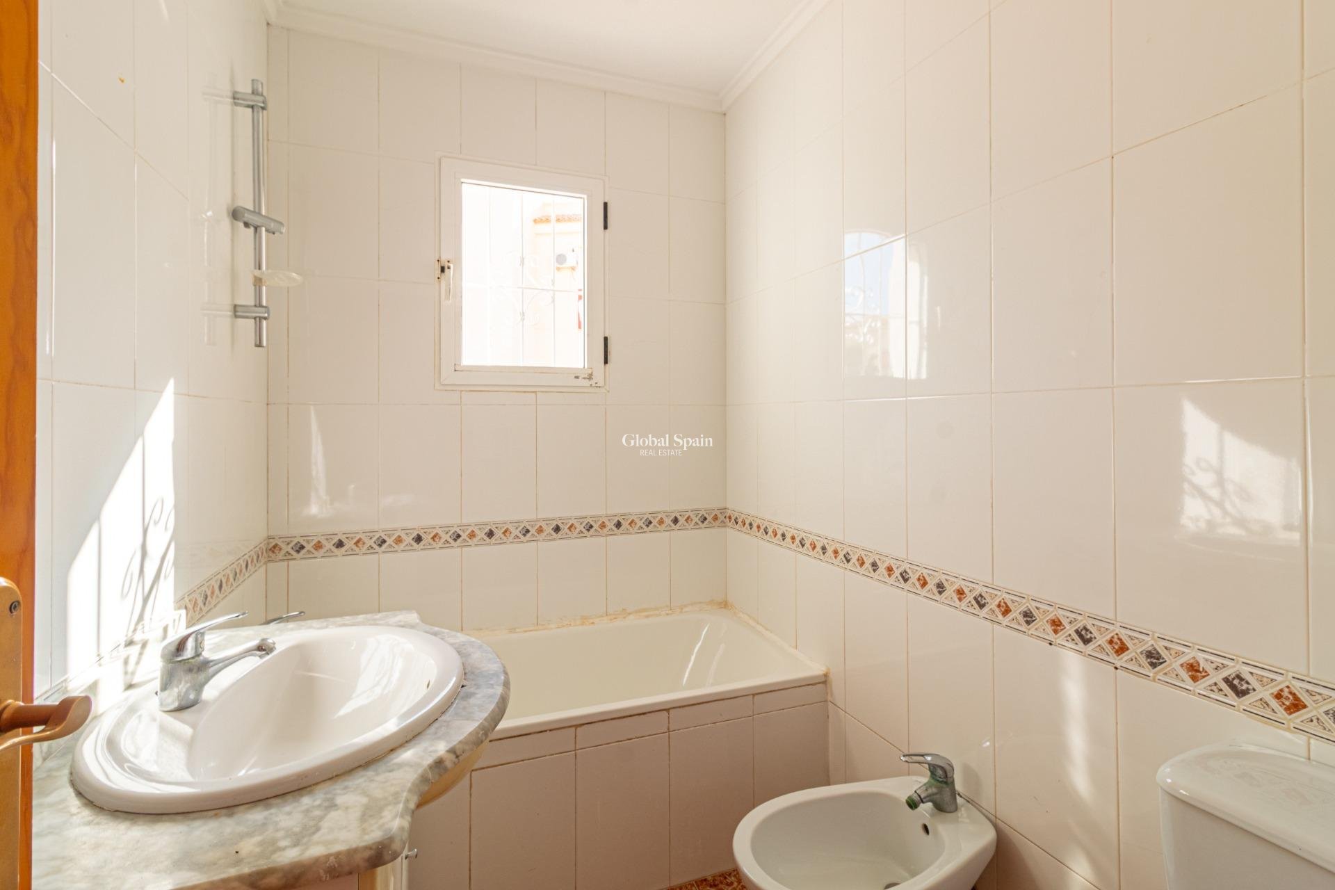 Resale - HOUSE -
ORIHUELA COSTA - La Florida