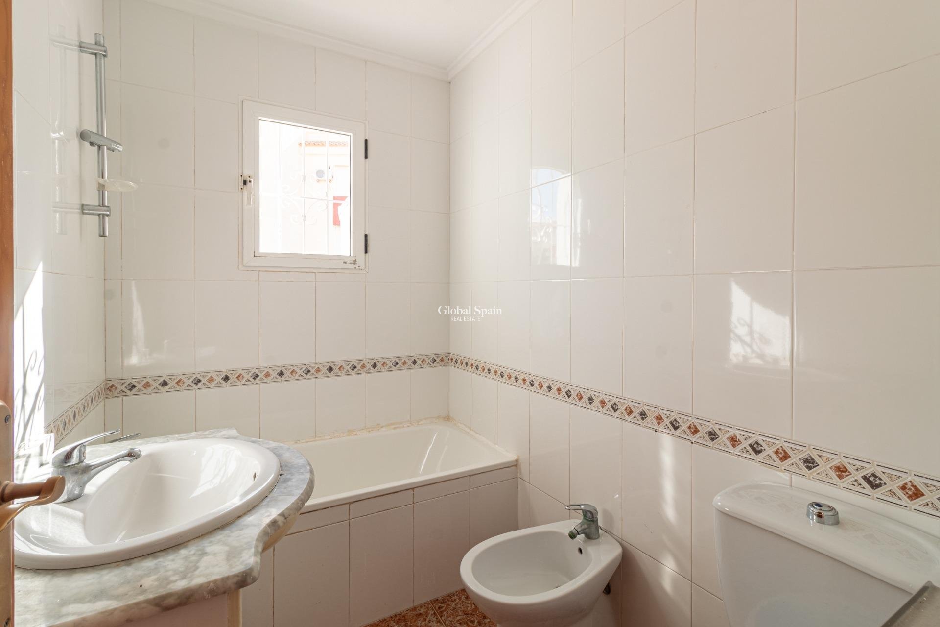 Resale - HOUSE -
ORIHUELA COSTA - La Florida