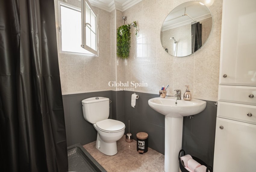 Resale - HOUSE -
ORIHUELA COSTA - La Florida