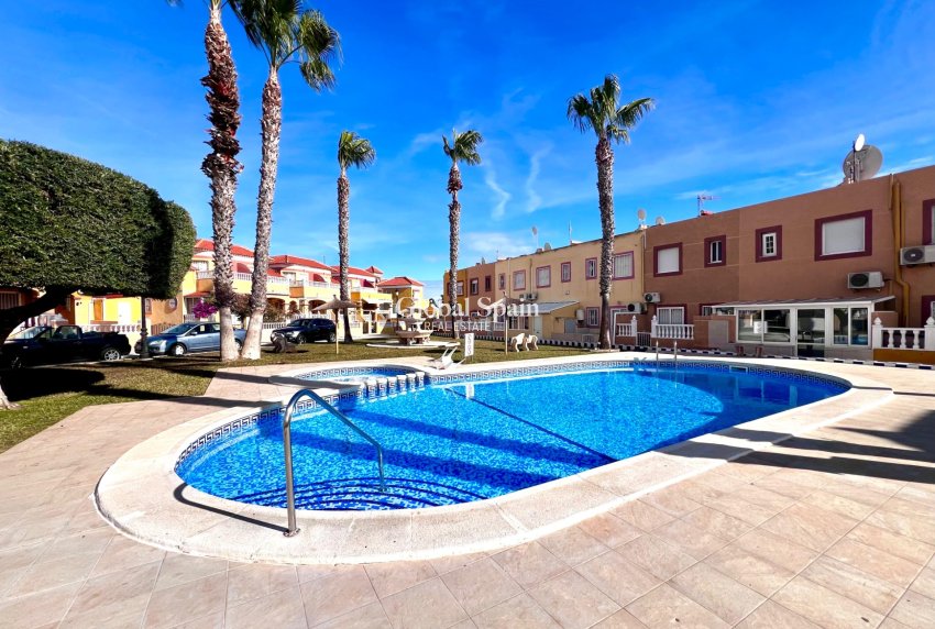 Resale - HOUSE -
ORIHUELA COSTA - La Regia