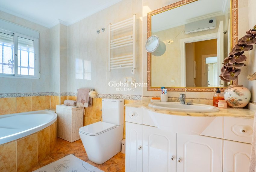 Resale - HOUSE -
ORIHUELA COSTA - La Regia