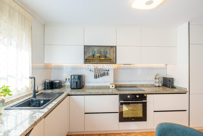 Resale - HOUSE -
ORIHUELA COSTA - La Regia