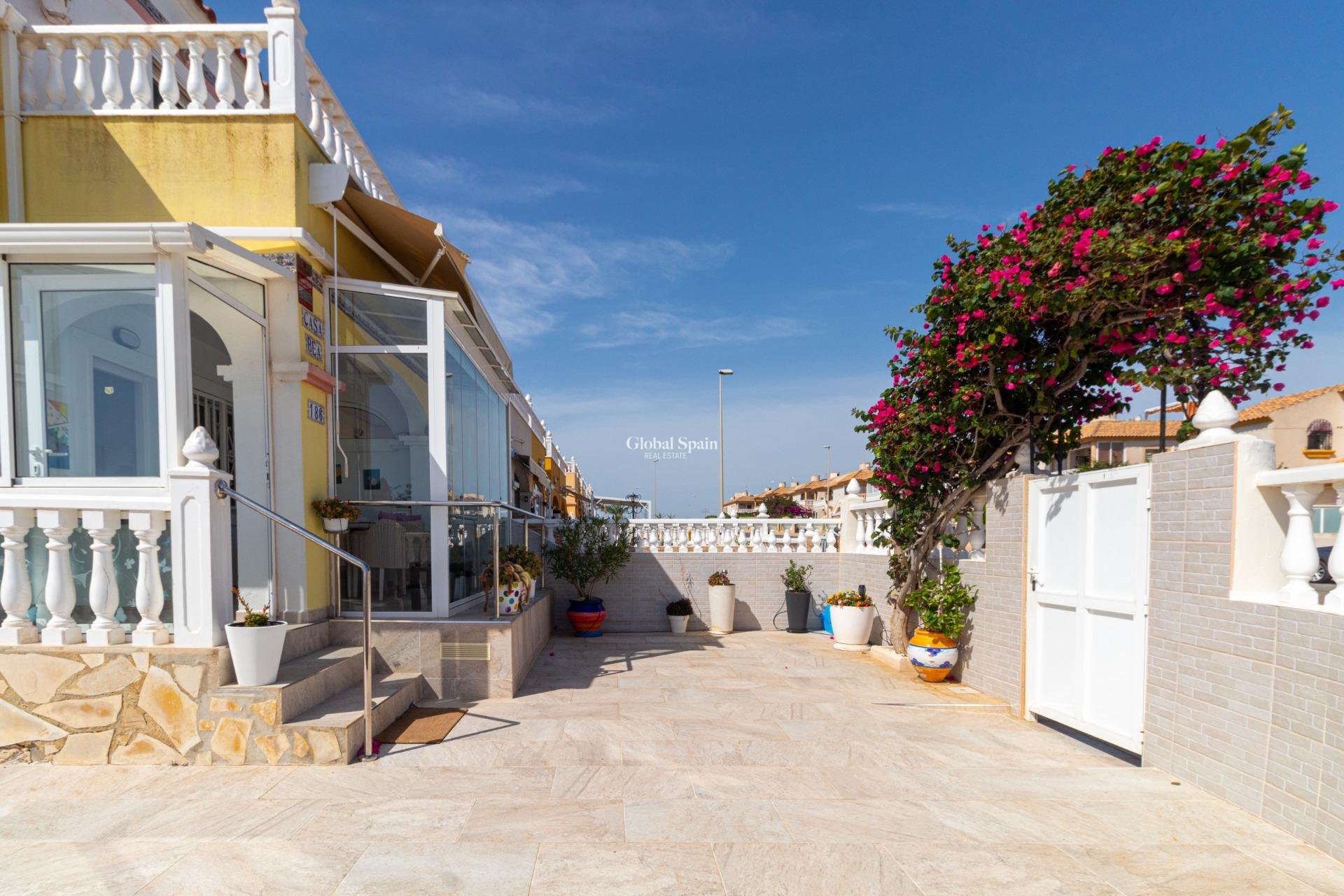 Resale - HOUSE -
ORIHUELA COSTA - La Regia