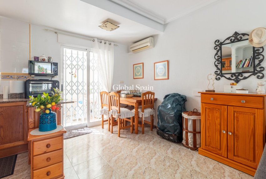 Resale - HOUSE -
ORIHUELA COSTA - La Regia