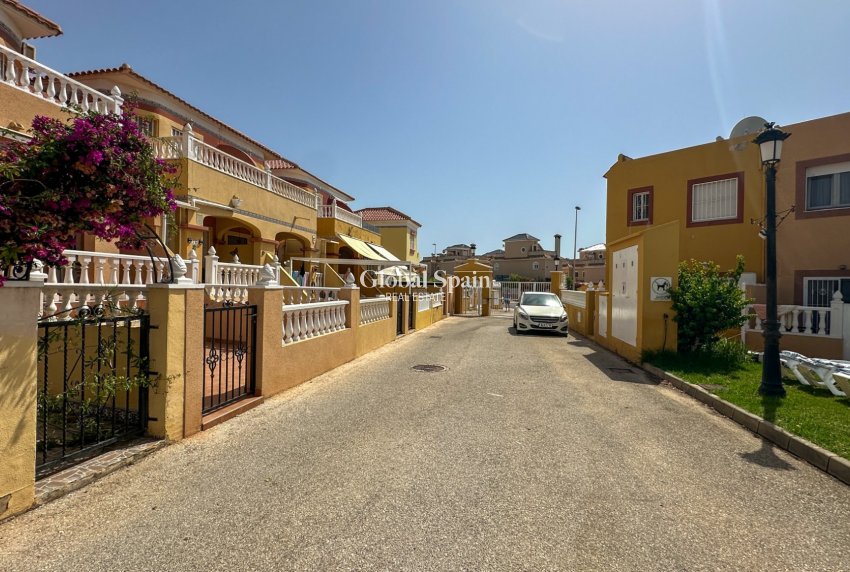 Resale - HOUSE -
ORIHUELA COSTA - La Regia
