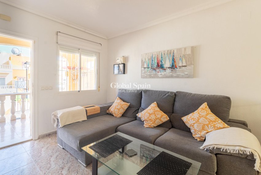 Resale - HOUSE -
ORIHUELA COSTA - La Regia