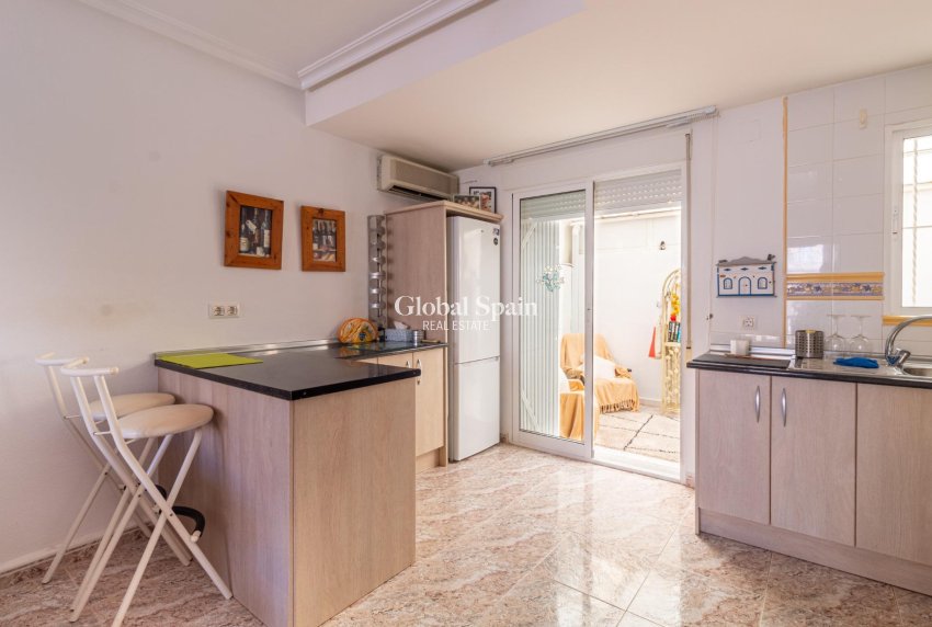 Resale - HOUSE -
ORIHUELA COSTA - La Regia