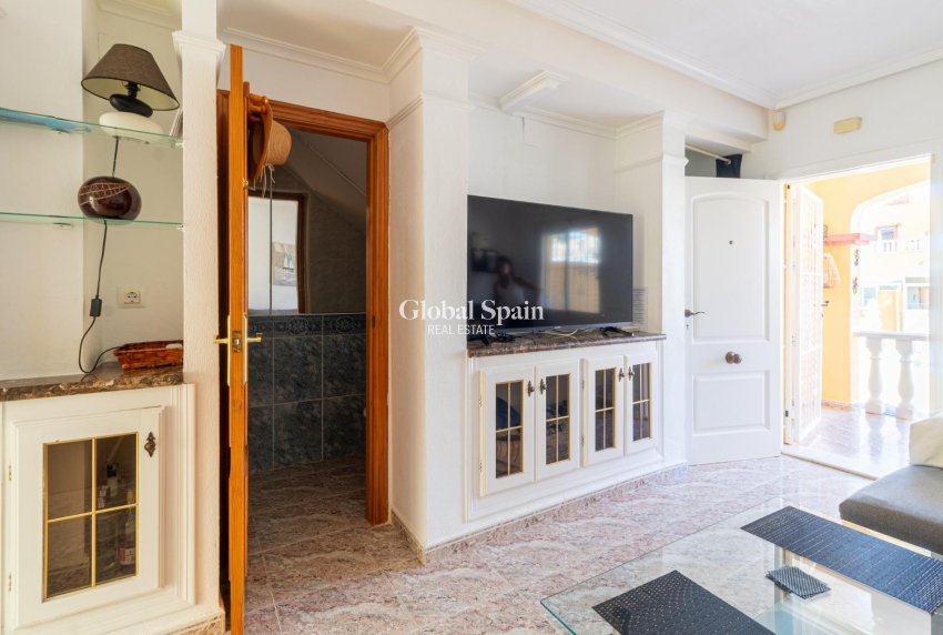 Resale - HOUSE -
ORIHUELA COSTA - La Regia