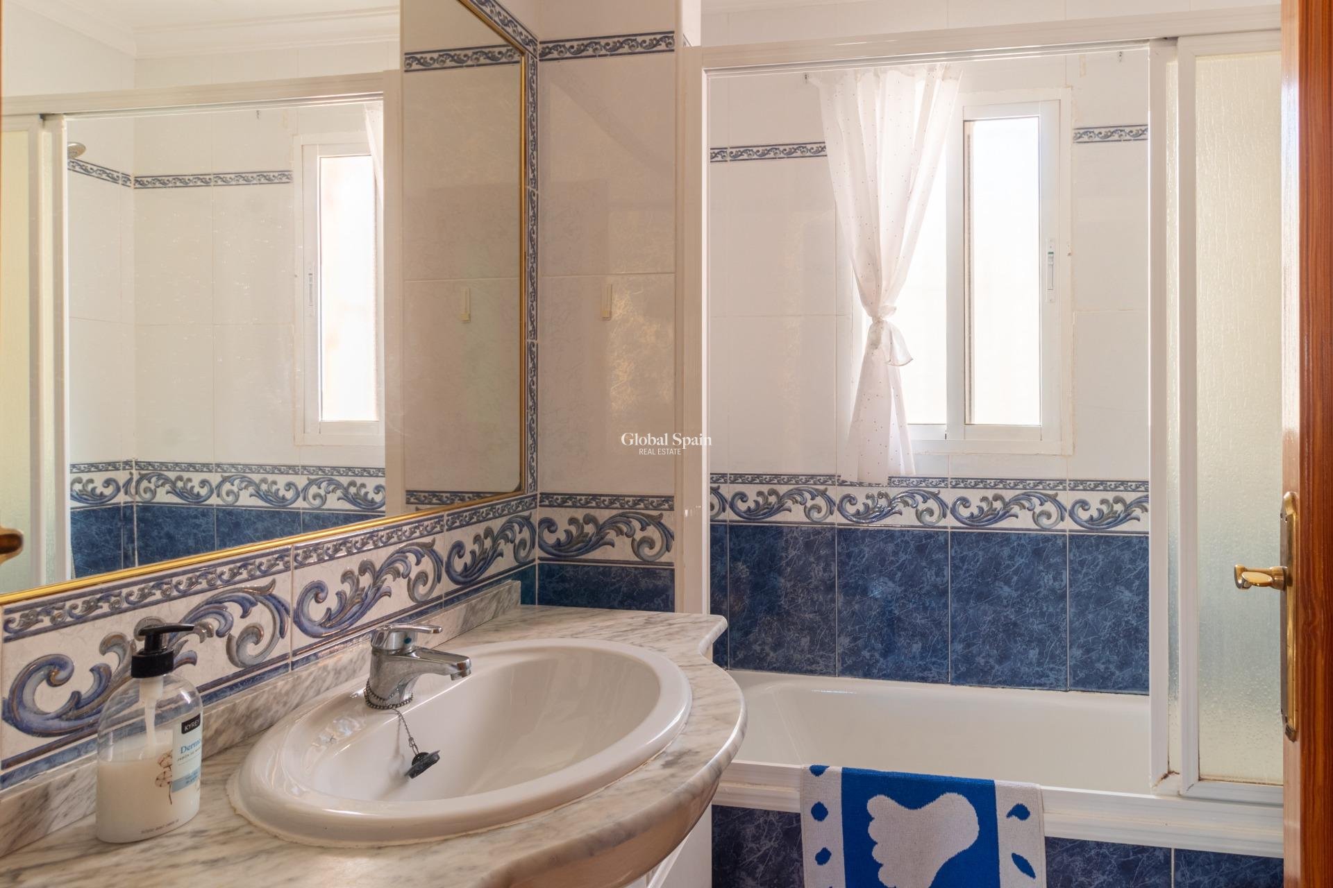 Resale - HOUSE -
ORIHUELA COSTA - La Regia