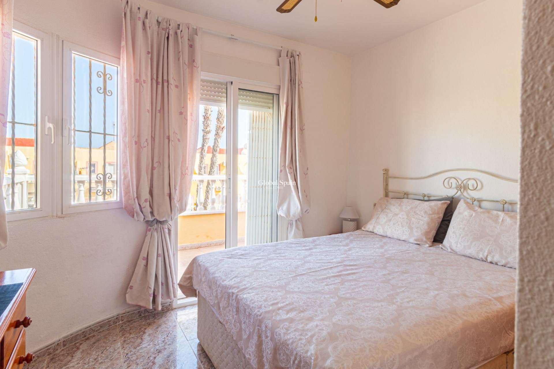 Resale - HOUSE -
ORIHUELA COSTA - La Regia