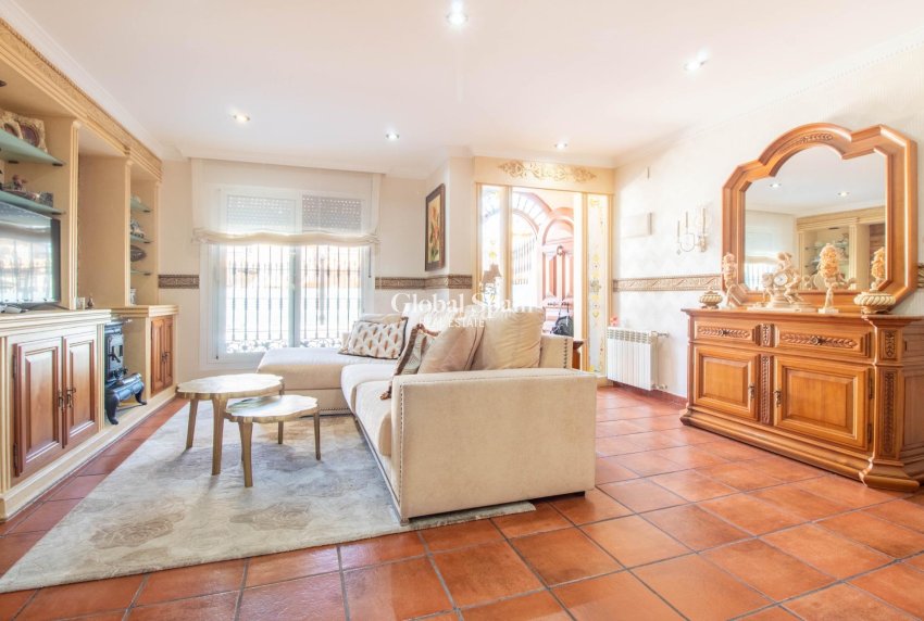 Resale - House -
ORIHUELA COSTA - La Zenia