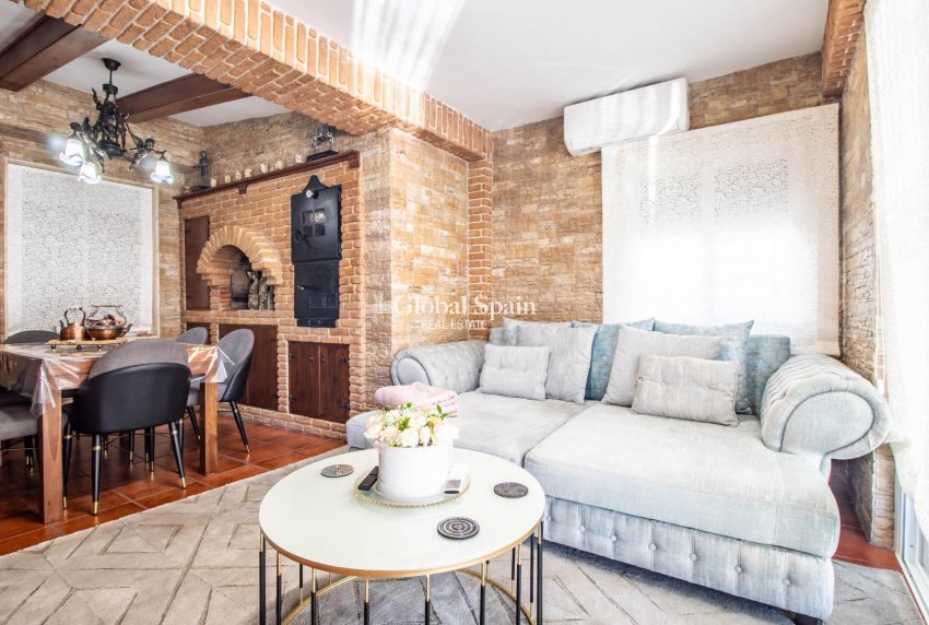 Resale - House -
ORIHUELA COSTA - La Zenia