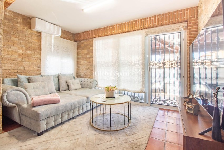 Resale - House -
ORIHUELA COSTA - La Zenia