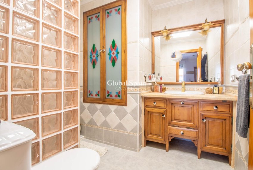 Resale - House -
ORIHUELA COSTA - La Zenia