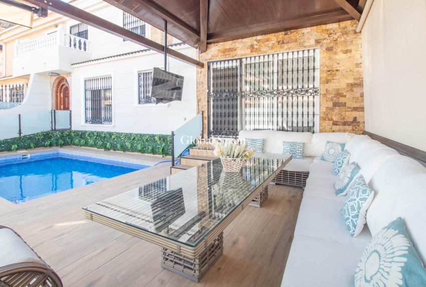 Resale - House -
ORIHUELA COSTA - La Zenia