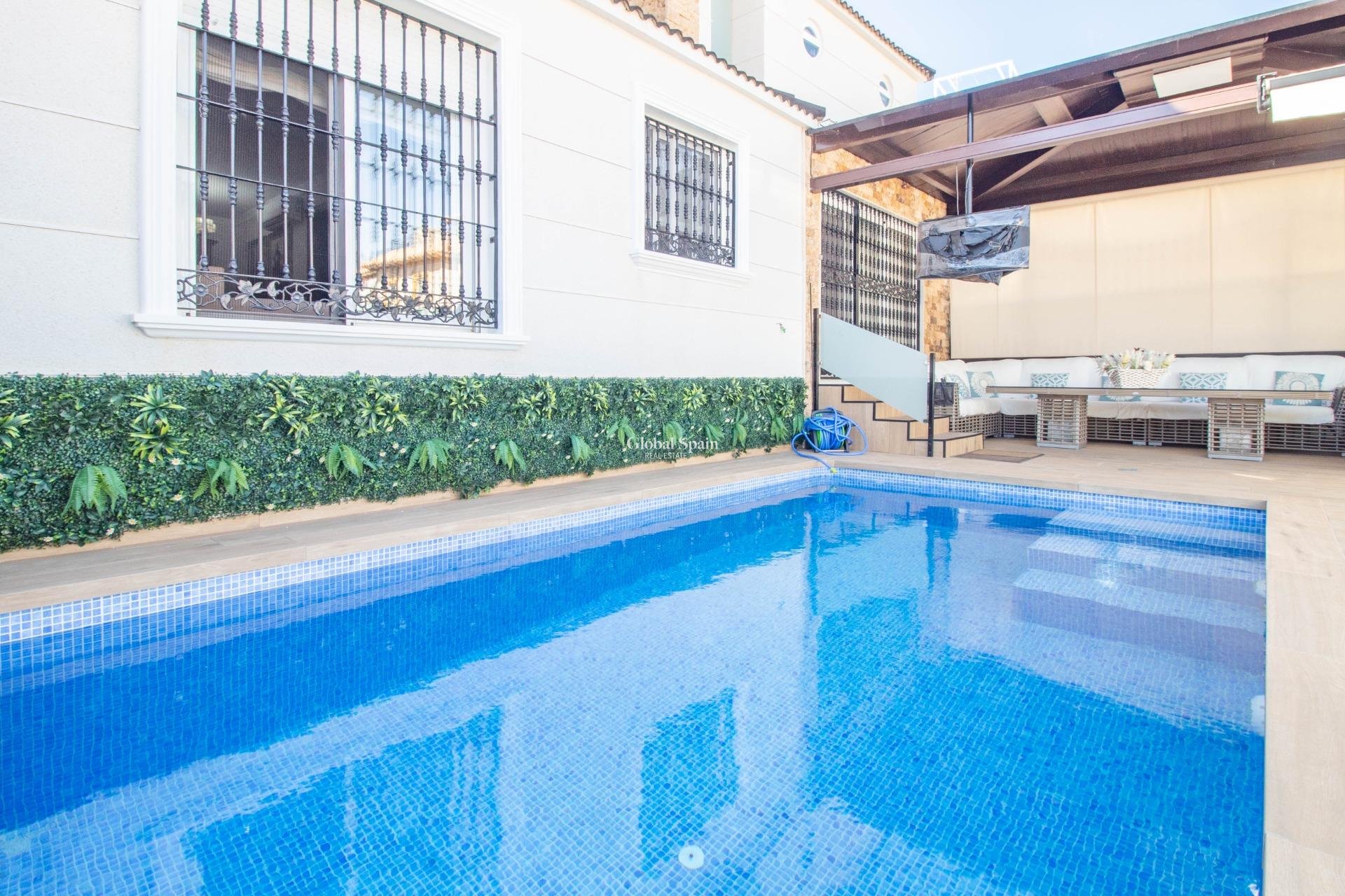 Resale - House -
ORIHUELA COSTA - La Zenia