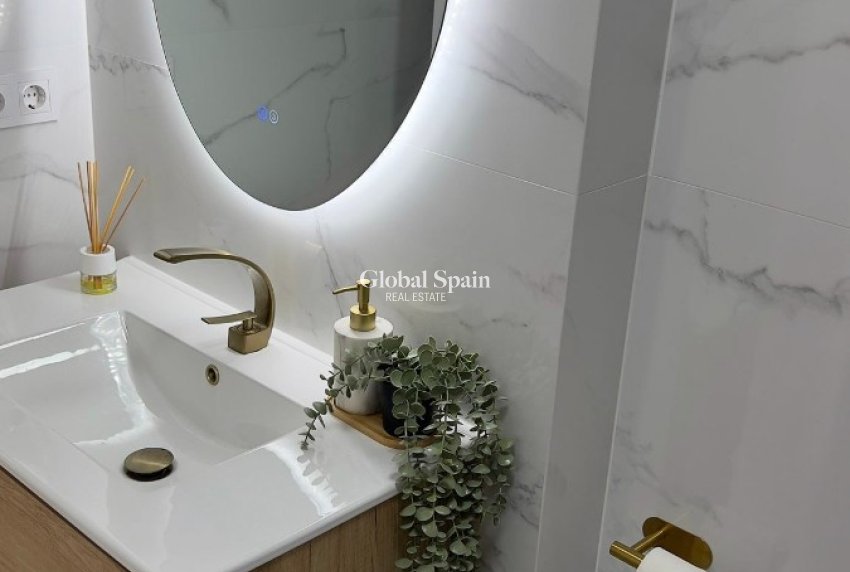 Resale - HOUSE -
ORIHUELA COSTA - La Zenia