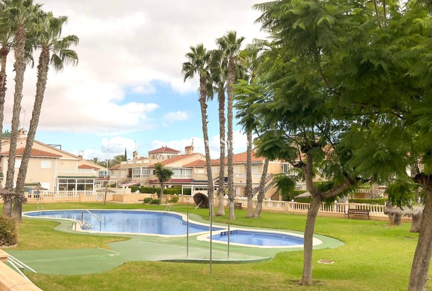 Resale - HOUSE -
ORIHUELA COSTA - La Zenia