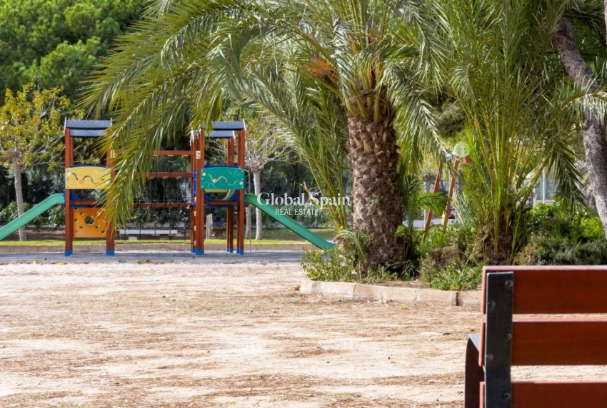 Resale - HOUSE -
ORIHUELA COSTA - La Zenia