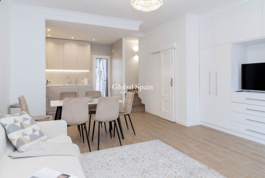 Resale - HOUSE -
ORIHUELA COSTA - La Zenia