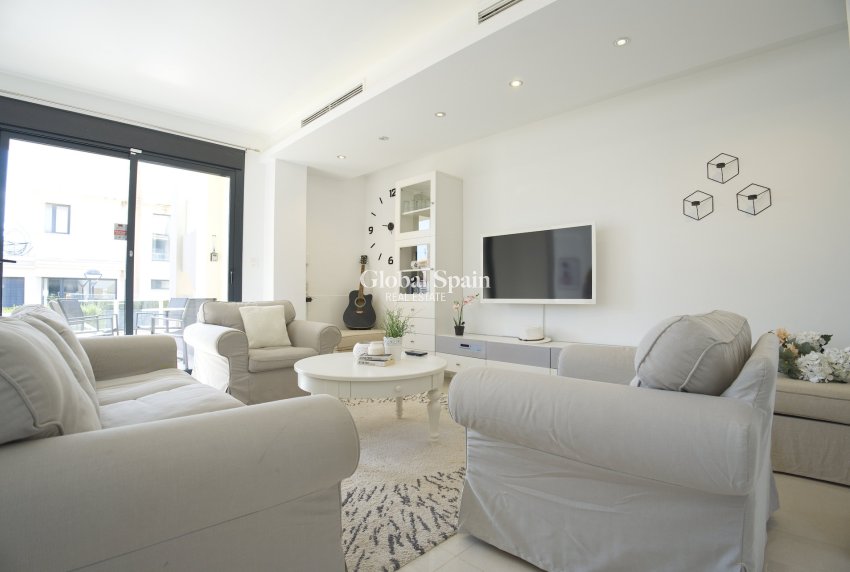 Resale - HOUSE -
ORIHUELA COSTA - La Zenia