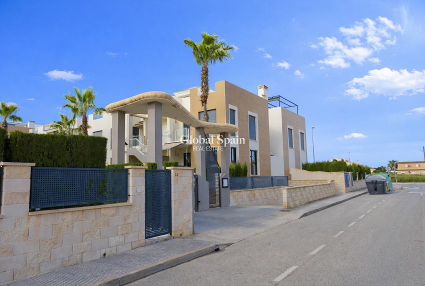 Resale - HOUSE -
ORIHUELA COSTA - La Zenia