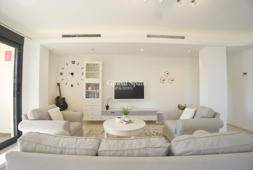 Resale - HOUSE -
ORIHUELA COSTA - La Zenia