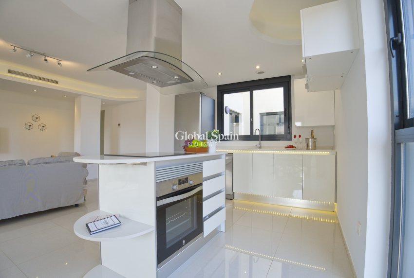 Resale - HOUSE -
ORIHUELA COSTA - La Zenia