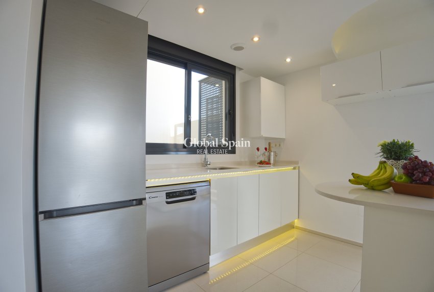 Resale - HOUSE -
ORIHUELA COSTA - La Zenia