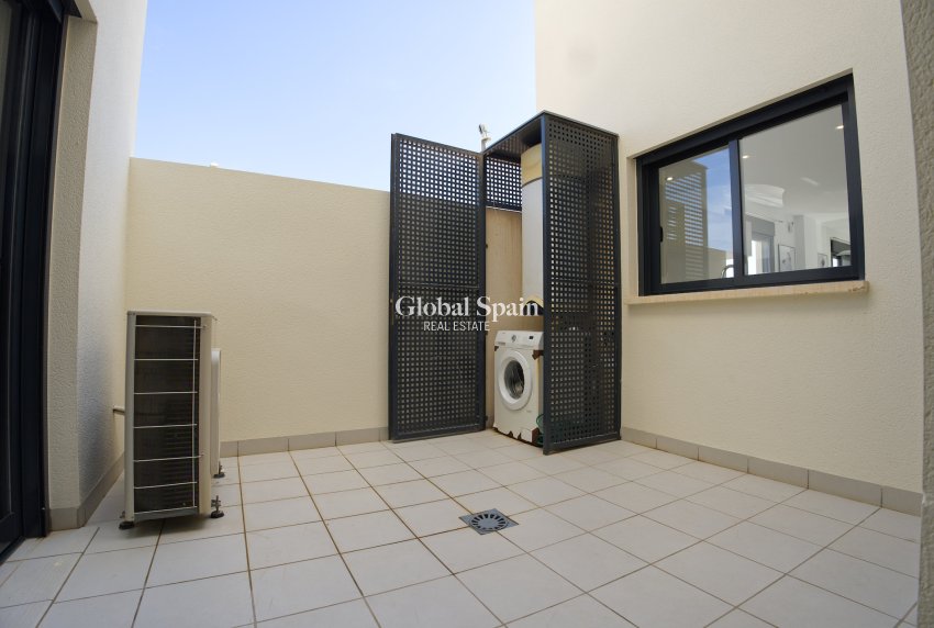 Resale - HOUSE -
ORIHUELA COSTA - La Zenia