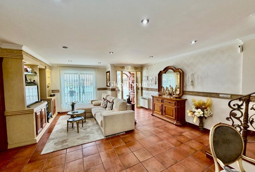 Resale - HOUSE -
ORIHUELA COSTA - La Zenia