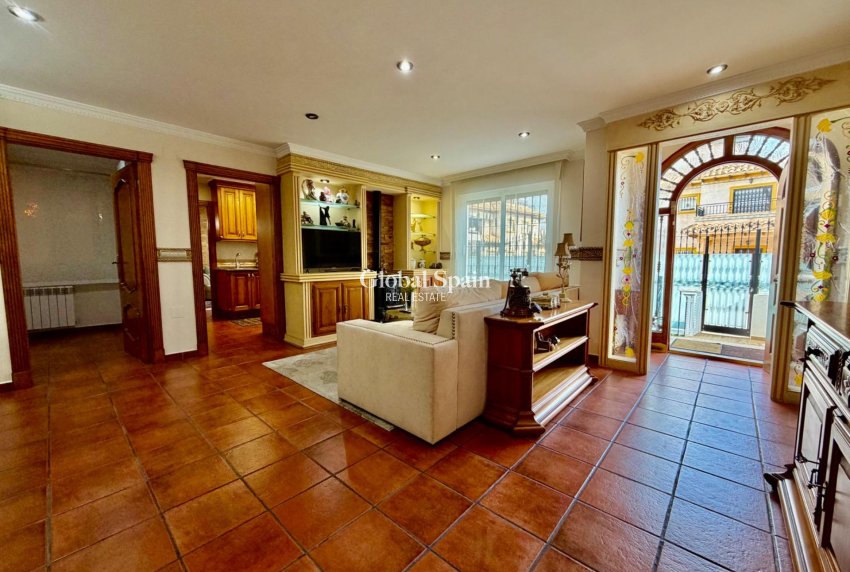 Resale - HOUSE -
ORIHUELA COSTA - La Zenia