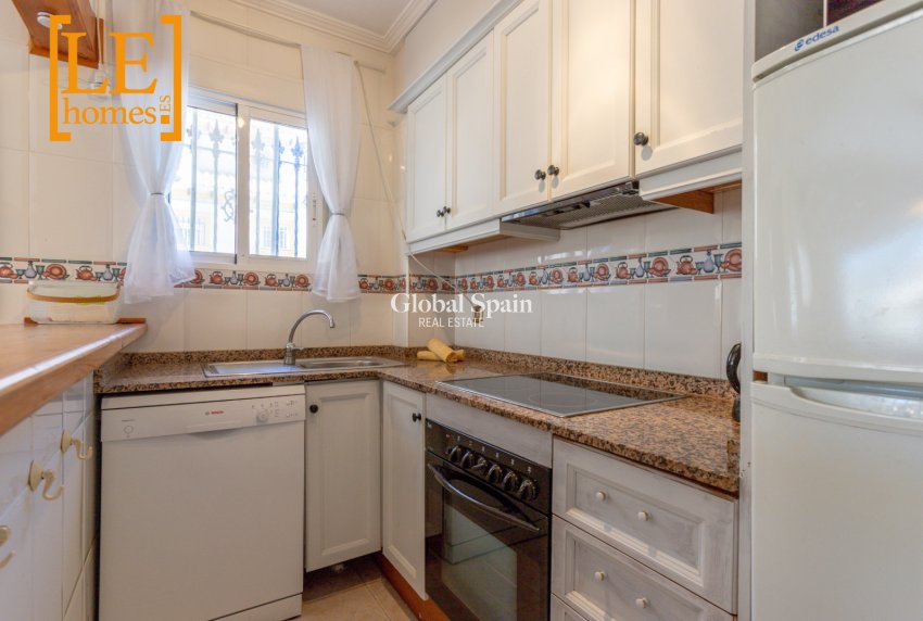 Resale - HOUSE -
ORIHUELA COSTA - La Zenia
