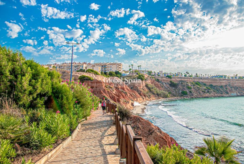 Resale - HOUSE -
ORIHUELA COSTA - La Zenia