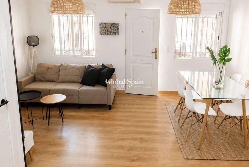 Resale - HOUSE -
ORIHUELA COSTA - La Zenia