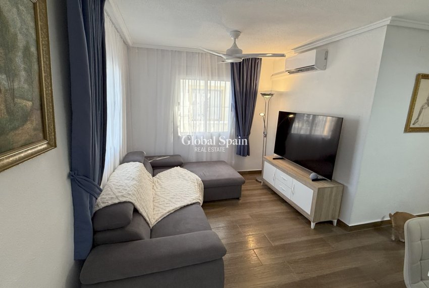 Resale - House -
ORIHUELA COSTA - La Zenia