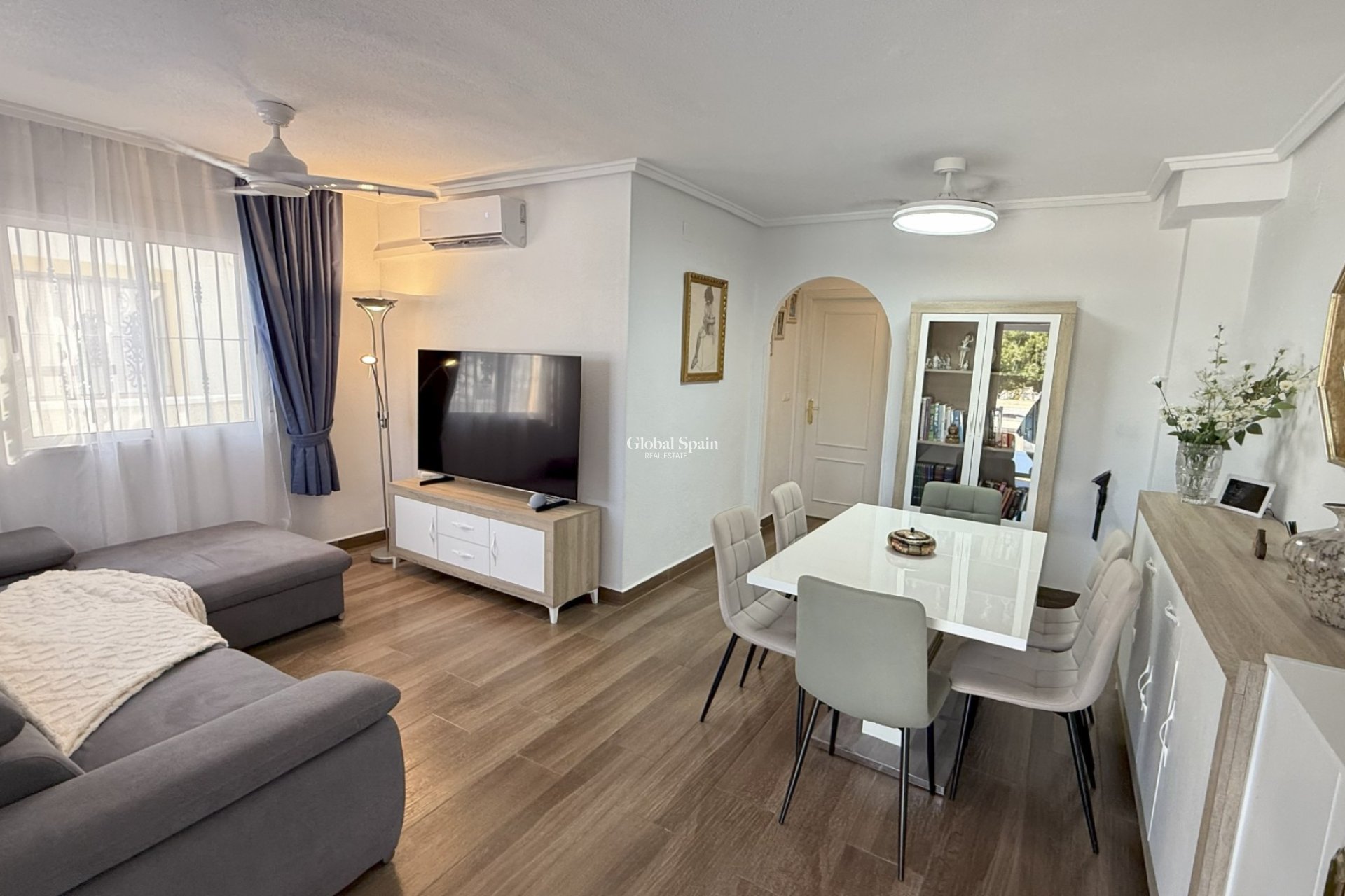 Resale - House -
ORIHUELA COSTA - La Zenia