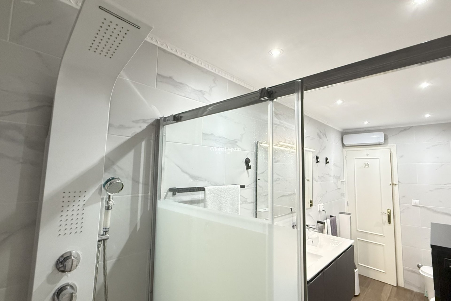 Resale - House -
ORIHUELA COSTA - La Zenia