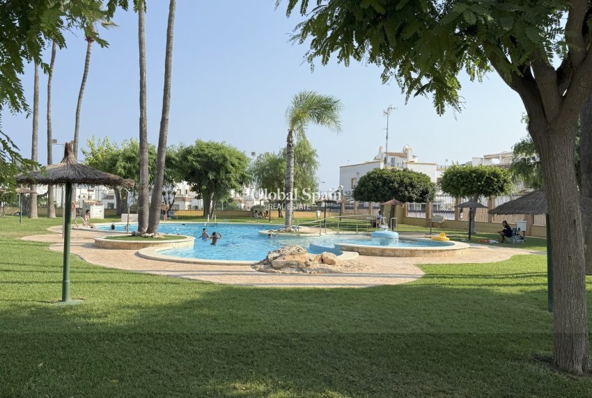 Resale - House -
ORIHUELA COSTA - La Zenia