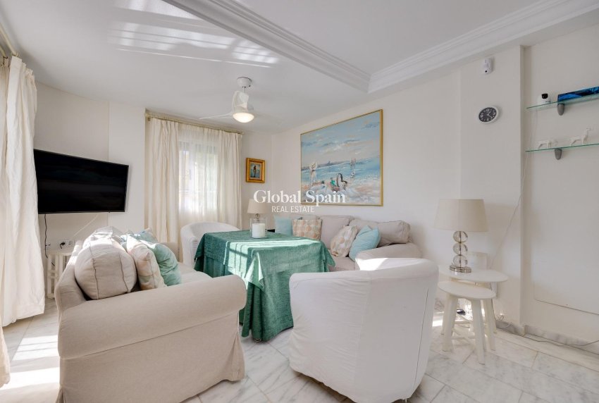 Resale - HOUSE -
ORIHUELA COSTA - Las Filipinas