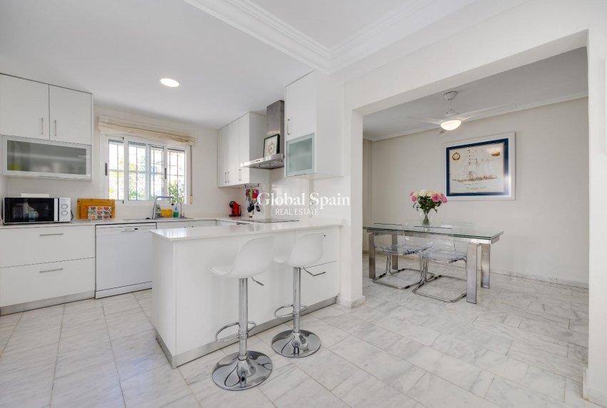 Resale - HOUSE -
ORIHUELA COSTA - Las Filipinas