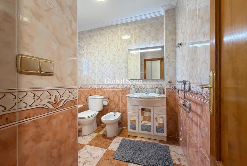 Resale - HOUSE -
ORIHUELA COSTA - Las Filipinas