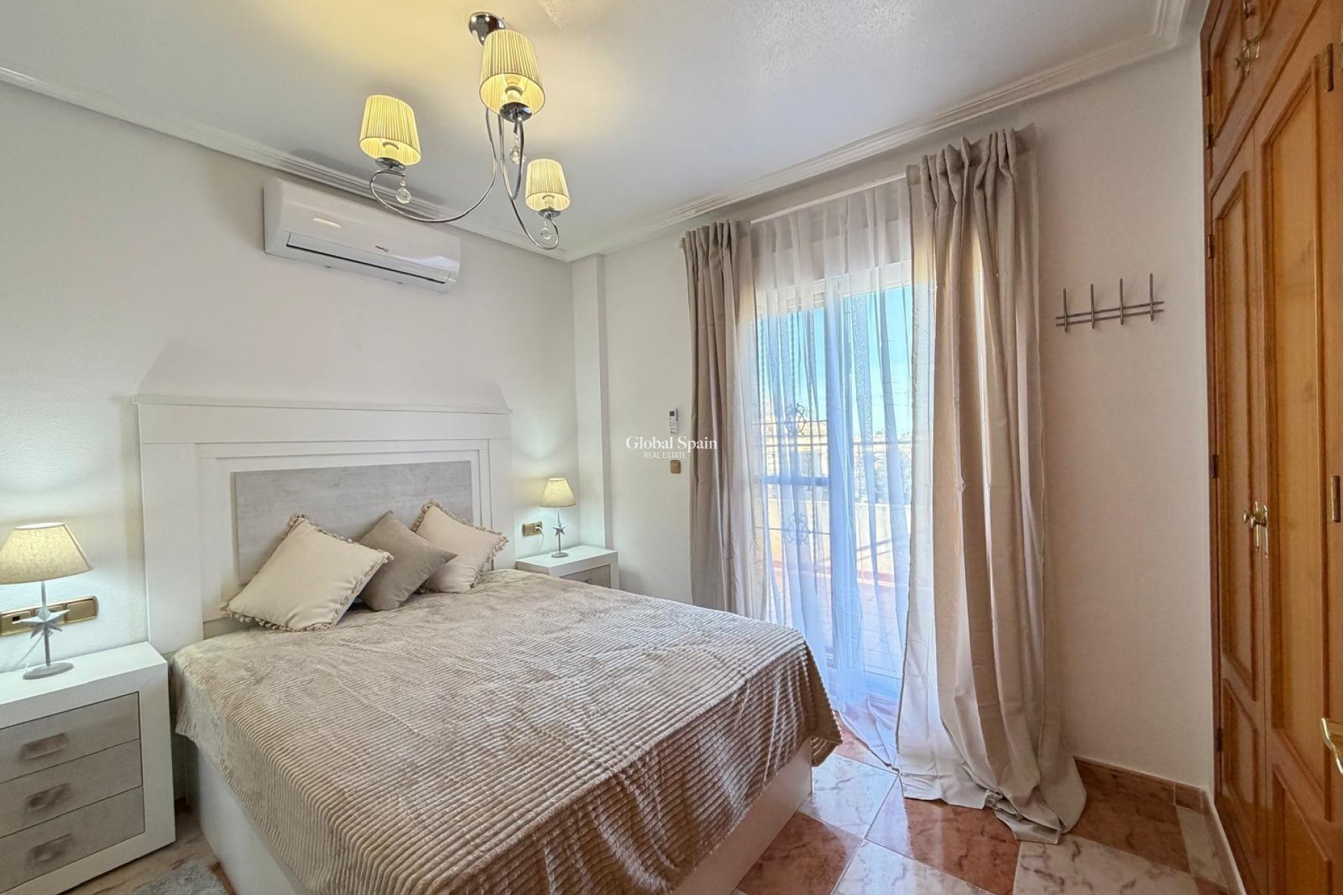 Resale - HOUSE -
ORIHUELA COSTA - Las Filipinas