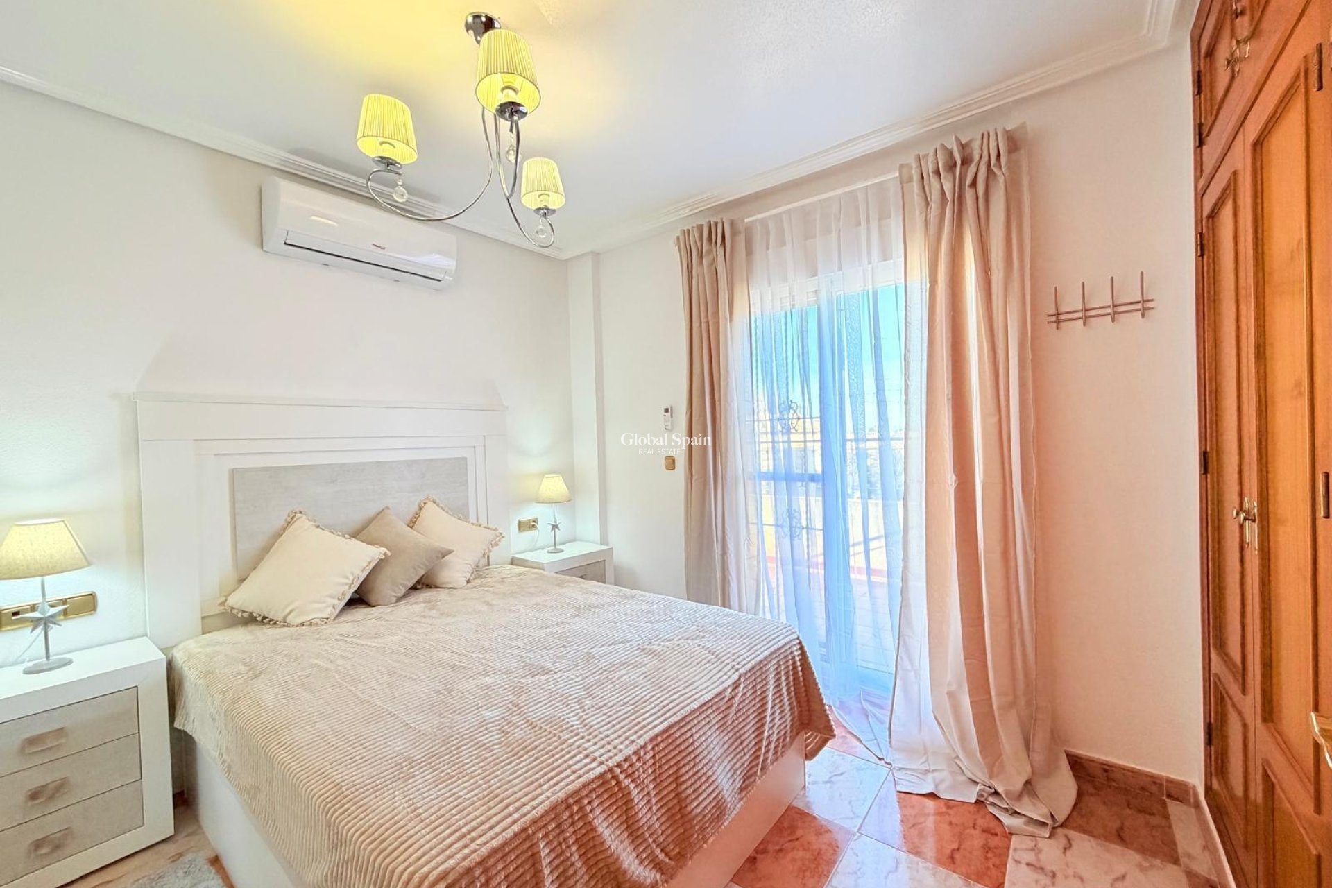 Resale - HOUSE -
ORIHUELA COSTA - Las Filipinas