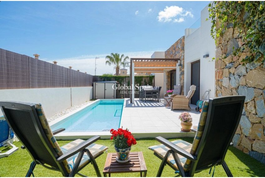 Resale - House -
ORIHUELA COSTA - Lomas de Cabo Roig