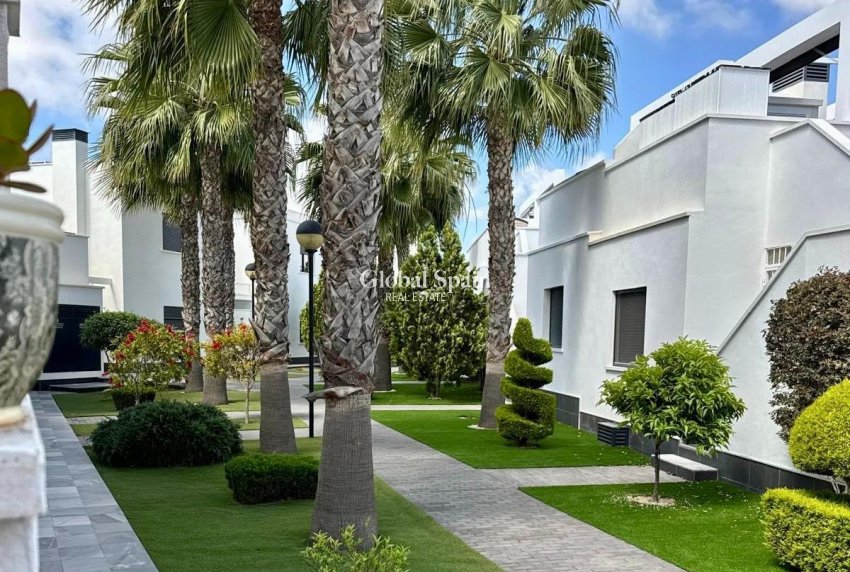 Resale - HOUSE -
ORIHUELA COSTA - Lomas de Cabo Roig