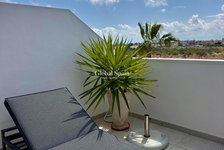 Resale - HOUSE -
ORIHUELA COSTA - Lomas de Cabo Roig