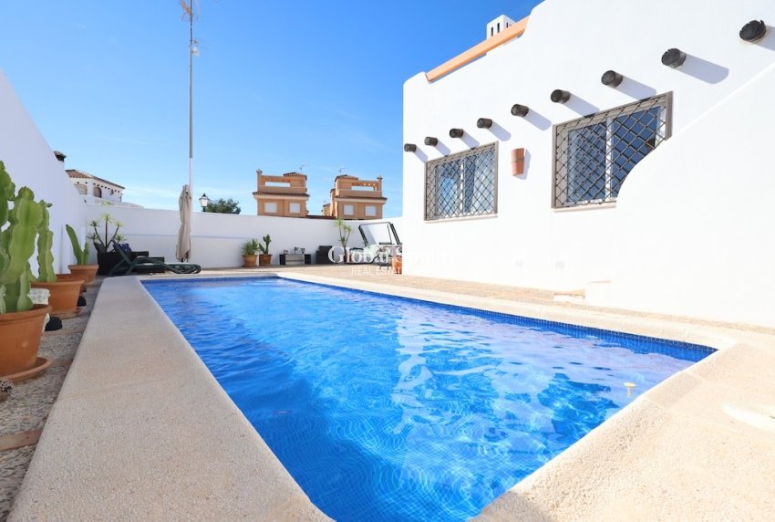 Resale - House -
ORIHUELA COSTA - Lomas de Campoamor