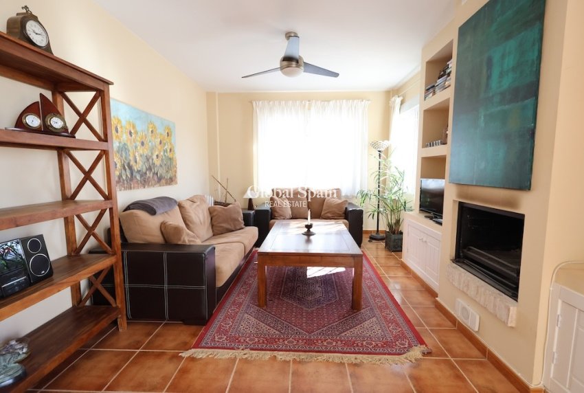 Resale - House -
ORIHUELA COSTA - Lomas de Campoamor